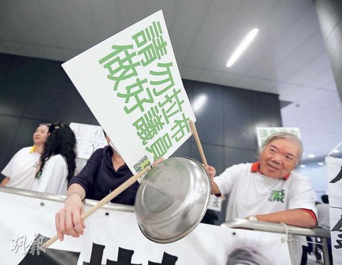 立法會財委會審批長者生活津貼,場外有團體請願,要求議員不要拉布,撐政府提出的長津方案。 (李澤彤攝)爭取全民退休保障聯席昨亦到立法會請願,指推行全民退保比長津更重要。(余俊亮攝) 立法會財委會審批長者生活津貼,場外有團體請願,要求議員不要拉布,撐政府提出的長津方案。 (李澤彤攝)爭取全民退休保障聯席昨亦到立法會請願,指推行全民退保比長津更重要。(余俊亮攝)