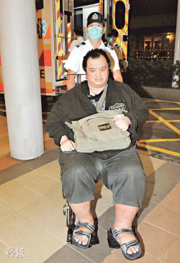 青衣西路肇事的士撞巴士後,車頭嚴重損毁(下圖),體重達300磅的的士司機(上圖)一度被困車廂內,須由多名消防員合力救出,由救護車送院。(蔡方山攝) 青衣西路肇事的士撞巴士後,車頭嚴重損毁(下圖),體重達300磅的的士司機(上圖)一度被困車廂內,須由多名消防員合力救出,由救護車送院。(蔡方山攝)