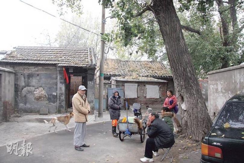 一群街坊在北京前門一胡同路口談天,他們均表示,對十八大後能解決他們的住房問題並不樂觀。(明報記者攝)前門附近的居民組成治安志願者,在路口插起紅旗「保衛十八大」。(明報記者攝) 一群街坊在北京前門一胡同路口談天,他們均表示,對十八大後能解決他們的住房問題並不樂觀。(明報記者攝)前門附近的居民組成治安志願者,在路口插起紅旗「保衛十八大」。(明報記者攝)