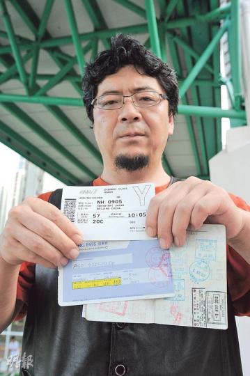 麻生晴一郎上周一(5日)抵達北京時被拒入境,其後原機遣返東京。他展示護照以及當日從東京到北京,以及當日從北京原機遣返東京的登機證。(樊銳昌攝) 麻生晴一郎上周一(5日)抵達北京時被拒入境,其後原機遣返東京。他展示護照以及當日從東京到北京,以及當日從北京原機遣返東京的登機證。(樊銳昌攝)