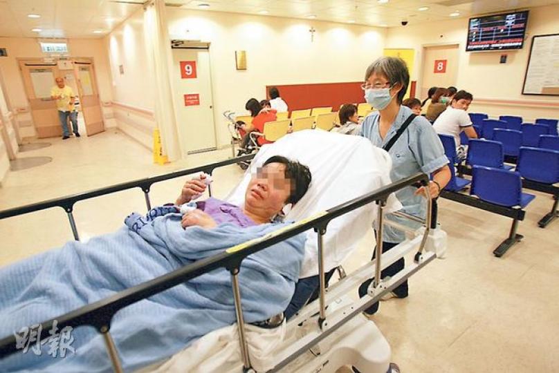 慘被丈夫打至遍體鱗傷、耳朵撕裂的女傷者,送院救治後幸無大礙。(黃雄攝)疑有精神病的醋夫(圖)因感情問題,昨把妻子打至遍體鱗傷,被趕至的警員拘捕,其後被押送葵涌醫院。(黃雄攝) 慘被丈夫打至遍體鱗傷、耳朵撕裂的女傷者,送院救治後幸無大礙。(黃雄攝)疑有精神病的醋夫(圖)因感情問題,昨把妻子打至遍體鱗傷,被趕至的警員拘捕,其後被押送葵涌醫院。(黃雄攝)