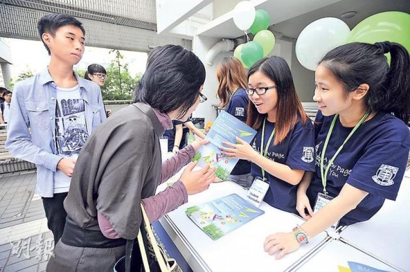 香港大學昨舉行課程資訊日,不少有興趣入讀港大的學生前來查詢。(葉家豪攝) 香港大學昨舉行課程資訊日,不少有興趣入讀港大的學生前來查詢。(葉家豪攝)