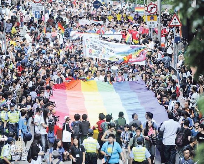 今年的同志遊行以「同志是敢的」為主題,大會稱有4000人參加,為舉辦以來新高。遊行隊伍中有同性戀者、支持同志平權的異性戀者,各人手持彩虹旗由銅鑼灣維園走到中環遮打花園。(余俊亮攝)代表同志社群及力量的彩虹旗,昨日在爭取本港同性戀的工作間權益遊行中隨處可見,有參與遊行人士在大型彩虹旗下邊走邊跳舞,爭取同志平權。(余俊亮攝)在昨日遊行中,立法會議員范國威(中)的機師造型甚為搶鏡,吸引不少遊行人士目光。范笑言要駕駛轟炸機,向反對同志平權的建制派議員發射,「炸開他們的心扉」,參與遊行者包括社民連副主席吳 今年的同志遊行以「同志是敢的」為主題,大會稱有4000人參加,為舉辦以來新高。遊行隊伍中有同性戀者、支持同志平權的異性戀者,各人手持彩虹旗由銅鑼灣維園走到中環遮打花園。(余俊亮攝)代表同志社群及力量的彩虹旗,昨日在爭取本港同性戀的工作間權益遊行中隨處可見,有參與遊行人士在大型彩虹旗下邊走邊跳舞,爭取同志平權。(余俊亮攝)在昨日遊行中,立法會議員范國威(中)的機師造型甚為搶鏡,吸引不少遊行人士目光。范笑言要駕駛轟炸機,向反對同志平權的建制派議員發射,「炸開他們的心扉」,參與遊行者包括社民連副主席吳