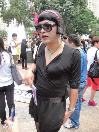 由河北來港的男同性戀者愛同(化名)穿上一身黑色低胸長裙參與遊行。(莫凱琳攝) 由河北來港的男同性戀者愛同(化名)穿上一身黑色低胸長裙參與遊行。(莫凱琳攝)