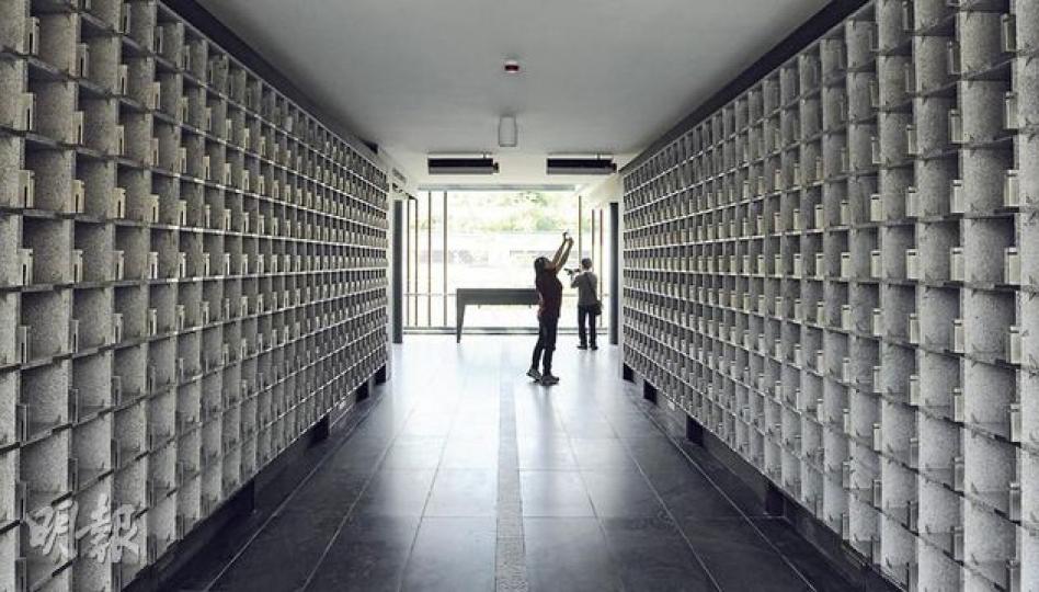 和合石第5期靈灰安置所共提供43,700個龕位,每道龕牆提供10層龕位,較舊式設計的8層多,但龕位空間會縮小,以擴闊行人通道及增加休憩空間。(余俊亮攝) 和合石第5期靈灰安置所共提供43,700個龕位,每道龕牆提供10層龕位,較舊式設計的8層多,但龕位空間會縮小,以擴闊行人通道及增加休憩空間。(余俊亮攝)