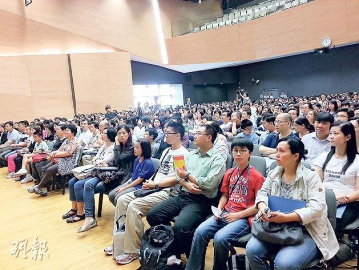 直資名校聖保羅男女中學昨舉行升中簡介會,吸引1250名家長學生參加。該校明年將取錄7班共231名學生,不會因中一人口下跌減少學額。(周婷攝) 直資名校聖保羅男女中學昨舉行升中簡介會,吸引1250名家長學生參加。該校明年將取錄7班共231名學生,不會因中一人口下跌減少學額。(周婷攝)
