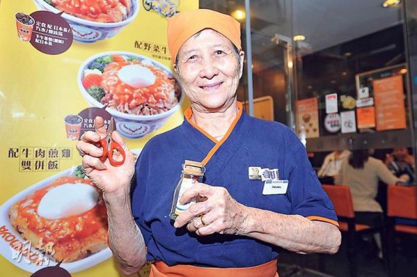 現年71歲的銀姐在日本連鎖食店任清潔員逾10年,常以小鉸剪為有需要的客人剪碎食物,獲巿民表揚。(葉家豪攝)銀姐除了得到本土網站嘉許,也有外藉旅客寄上明信片,答謝她及表揚其敬業樂業(右)。(葉家豪攝) 現年71歲的銀姐在日本連鎖食店任清潔員逾10年,常以小鉸剪為有需要的客人剪碎食物,獲巿民表揚。(葉家豪攝)銀姐除了得到本土網站嘉許,也有外藉旅客寄上明信片,答謝她及表揚其敬業樂業(右)。(葉家豪攝)
