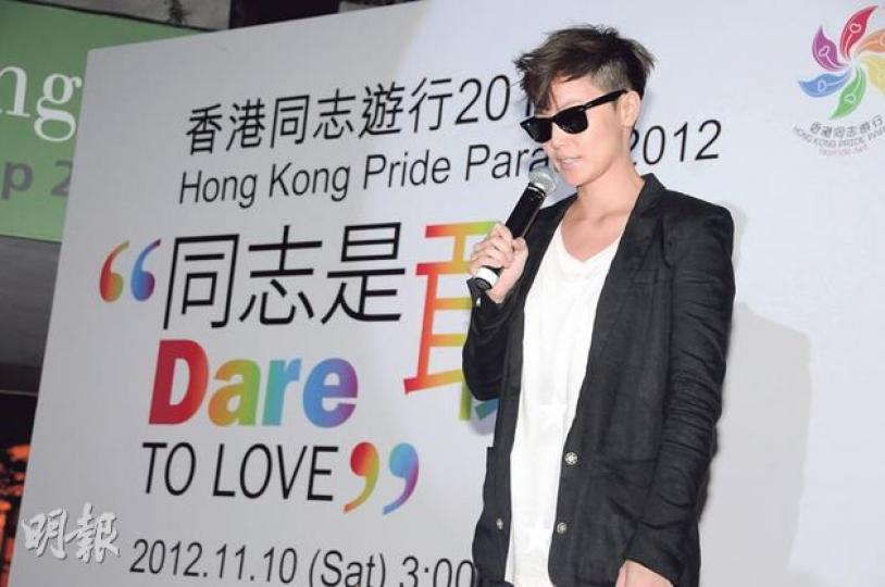 何韻詩鼓起勇氣落淚高呼﹕「我係同志!」獲全場支持,她在出櫃前也曾詢問好友容祖兒意見。(攝影:孫華中)阿詩選擇在街頭發表同志宣言,獲現場4000參加遊行人士支持。(攝影:孫華中)「香港同志遊行」黃偉文(左起)、徐濠縈、黃耀明、陳淑莊、陳志全、岑建勳及何韻詩為同志站出來。(攝影:孫華中)阿詩的父母也到場支持女兒。(攝影:孫華中) 何韻詩鼓起勇氣落淚高呼﹕「我係同志!」獲全場支持,她在出櫃前也曾詢問好友容祖兒意見。(攝影:孫華中)阿詩選擇在街頭發表同志宣言,獲現場4000參加遊行人士支持。(攝影:孫華中)「香港同志遊行」黃偉文(左起)、徐濠縈、黃耀明、陳淑莊、陳志全、岑建勳及何韻詩為同志站出來。(攝影:孫華中)阿詩的父母也到場支持女兒。(攝影:孫華中)