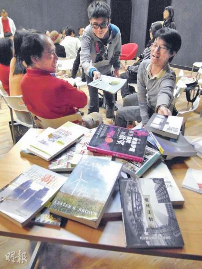 (陳嘉文攝)Maurice﹕《六個中國城巿的十五條街道》,一如書名,介紹了內地十五條街道如何發展,才知道原來街道不一定要變成處處高樓大廈,街道也可以有自己性格。(陳嘉文攝)葉子盛﹕這本《變遷中的新界》,是我年少時在哥哥書架拿來看的,對當時我來說,啟發了我對香港農地的看法,是我的啟蒙書!(陳嘉文攝) (陳嘉文攝)Maurice﹕《六個中國城巿的十五條街道》,一如書名,介紹了內地十五條街道如何發展,才知道原來街道不一定要變成處處高樓大廈,街道也可以有自己性格。(陳嘉文攝)葉子盛﹕這本《變遷中的新界》,是我年少時在哥哥書架拿來看的,對當時我來說,啟發了我對香港農地的看法,是我的啟蒙書!(陳嘉文攝)