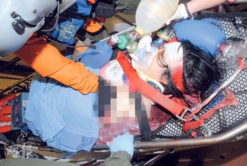 在牛烏石澗避石失足女子後腦重創,由飛行服務隊直升機救起,送往東區醫院救治時不斷被施心肺復蘇法急救,惟最終不治。(鍾炳然攝)有份救人的同行友人陳先生(右一)兩邊褲管及長襪均沾滿鮮血。(楊嘉欣攝) 在牛烏石澗避石失足女子後腦重創,由飛行服務隊直升機救起,送往東區醫院救治時不斷被施心肺復蘇法急救,惟最終不治。(鍾炳然攝)有份救人的同行友人陳先生(右一)兩邊褲管及長襪均沾滿鮮血。(楊嘉欣攝)
