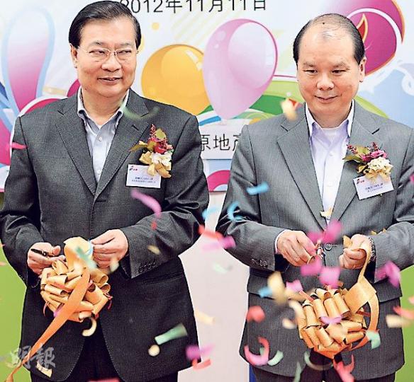 勞工及福利局長張建宗(右)昨日出席港專活動後表示,希望長者生活津貼撥款能在本周五的立法會財委會獲通過,不要再拖延。民建聯立法會議員譚耀宗(左)也期望盡快審批撥款。(尹錦恩攝) 勞工及福利局長張建宗(右)昨日出席港專活動後表示,希望長者生活津貼撥款能在本周五的立法會財委會獲通過,不要再拖延。民建聯立法會議員譚耀宗(左)也期望盡快審批撥款。(尹錦恩攝)