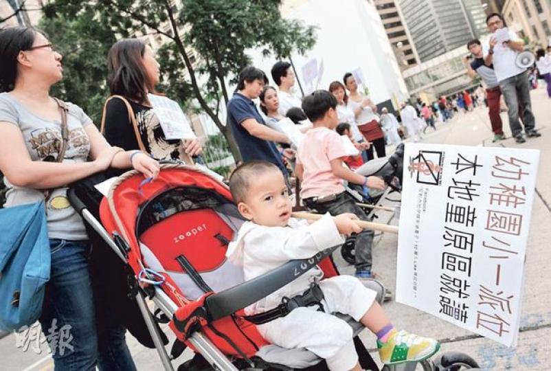 本地媽媽網上群組「反對內地孕婦來港產子」昨舉行集會,要求政府停發出世紙,並收回以往的居港權。至於是否釋法,他們認為應交由政府決定。(盧翊銘攝) 本地媽媽網上群組「反對內地孕婦來港產子」昨舉行集會,要求政府停發出世紙,並收回以往的居港權。至於是否釋法,他們認為應交由政府決定。(盧翊銘攝)