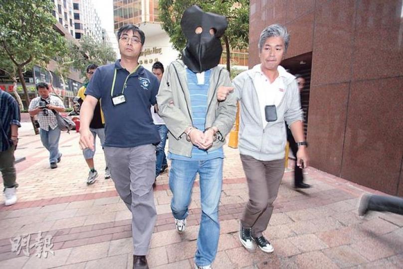 第一屆香港小姐冠軍孫泳恩前晚在尖沙嘴海景嘉福酒店餐廳用膳後,不慎遺留內有逾萬元的信封於桌上,其後折返遍尋不獲,疑被人偷去,警方最後拘捕一名涉嫌盜竊的酒店職員。(黃雄攝) 第一屆香港小姐冠軍孫泳恩前晚在尖沙嘴海景嘉福酒店餐廳用膳後,不慎遺留內有逾萬元的信封於桌上,其後折返遍尋不獲,疑被人偷去,警方最後拘捕一名涉嫌盜竊的酒店職員。(黃雄攝)