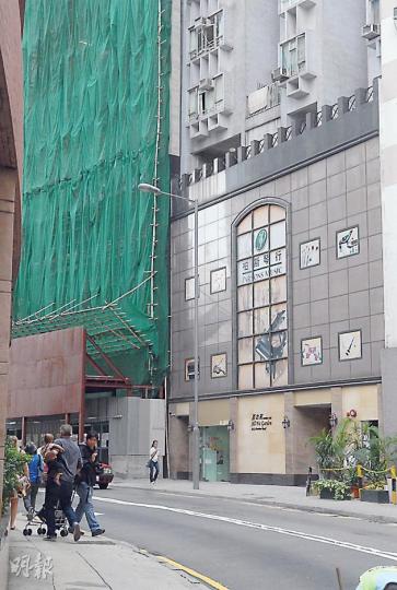 半山般咸道一大廈連環發生3宗爆竊,毗鄰大廈正搭有棚架裝修,警方相信賊人從旁邊棚架潛入犯案。(鍾炳然攝) 半山般咸道一大廈連環發生3宗爆竊,毗鄰大廈正搭有棚架裝修,警方相信賊人從旁邊棚架潛入犯案。(鍾炳然攝)