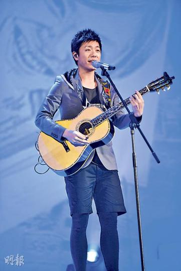 韋禮安以木結他自彈自唱沒有難度。(攝影/記者:楊安莉) 韋禮安以木結他自彈自唱沒有難度。(攝影/記者:楊安莉)