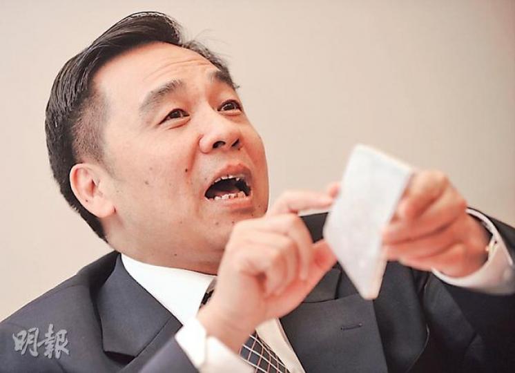 世紀陽光主席池文富「二次創業」,深信他手中拿着的鎂合金能在未來取代鋁的地位,成為汽車生產的重要原料。(余俊亮攝) 世紀陽光主席池文富「二次創業」,深信他手中拿着的鎂合金能在未來取代鋁的地位,成為汽車生產的重要原料。(余俊亮攝)