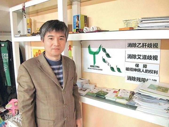 北京NGO人士陸軍說,對十八大報告感到樂觀。(明報記者攝) 北京NGO人士陸軍說,對十八大報告感到樂觀。(明報記者攝)