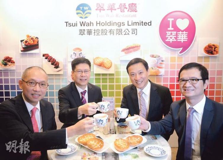 翠華明日公開招股,入場費約4586元。圖為翠華管理層昨在投資者推介會上,以招牌奶茶及奶油豬推銷本港首隻茶餐廳股。右起為主席李遠康、財務總監楊東、運營總監羅祖恩及行政總裁駱國安。 (余俊亮攝) 翠華明日公開招股,入場費約4586元。圖為翠華管理層昨在投資者推介會上,以招牌奶茶及奶油豬推銷本港首隻茶餐廳股。右起為主席李遠康、財務總監楊東、運營總監羅祖恩及行政總裁駱國安。 (余俊亮攝)