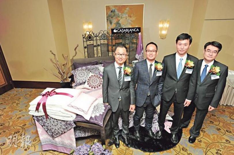 卡撒天嬌昨日展出一張大牀,全用上集團的產品向傳媒推介,左起副主席鄭斯燦、主席鄭斯堅、行政總裁宋叔家和財務總監何耀樑。(尹錦恩攝) 卡撒天嬌昨日展出一張大牀,全用上集團的產品向傳媒推介,左起副主席鄭斯燦、主席鄭斯堅、行政總裁宋叔家和財務總監何耀樑。(尹錦恩攝)