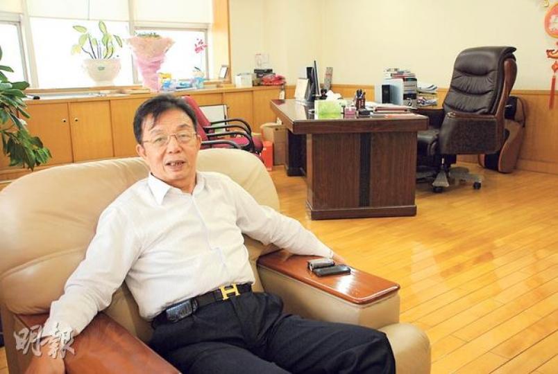 許連捷笑稱,自己向來崇尚節儉,十幾年來從不肯重修辦公室。「沙發也沒換,茶几也沒換,連喝的茶也是一樣的。」 (杜婧攝)許連捷大讚家鄉,認為泉州市安海鎮在全國雖是鮮為人知的小地方,經商條件卻絲毫不遜於滬港。恒安總部紮營安海,也已經超過15個年頭。(杜婧攝) 許連捷笑稱,自己向來崇尚節儉,十幾年來從不肯重修辦公室。「沙發也沒換,茶几也沒換,連喝的茶也是一樣的。」 (杜婧攝)許連捷大讚家鄉,認為泉州市安海鎮在全國雖是鮮為人知的小地方,經商條件卻絲毫不遜於滬港。恒安總部紮營安海,也已經超過15個年頭。(杜婧攝)