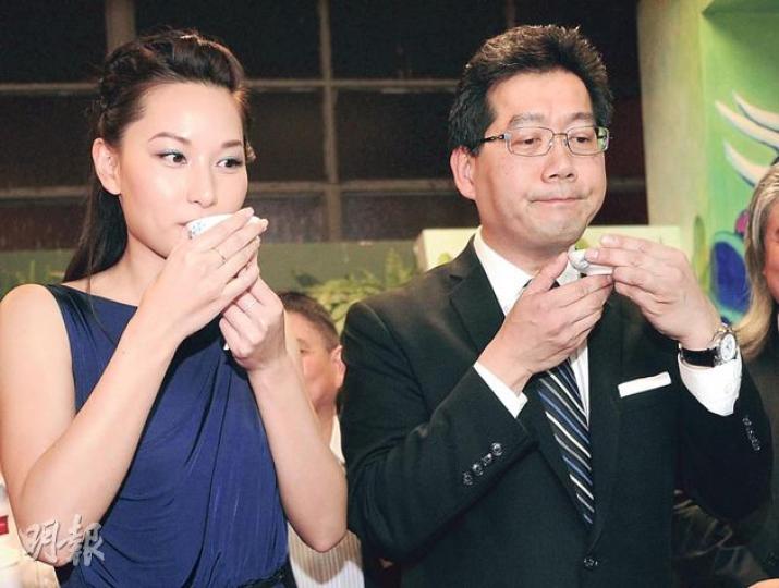商務及經濟發展局長蘇錦樑(右)昨出席一個活動後表示,政府自1998年起,一直鼓勵以公平競爭原則,推動廣播業持續發展,這個政策理念至今未變。左為無綫藝員徐子珊。(余俊亮攝) 商務及經濟發展局長蘇錦樑(右)昨出席一個活動後表示,政府自1998年起,一直鼓勵以公平競爭原則,推動廣播業持續發展,這個政策理念至今未變。左為無綫藝員徐子珊。(余俊亮攝)