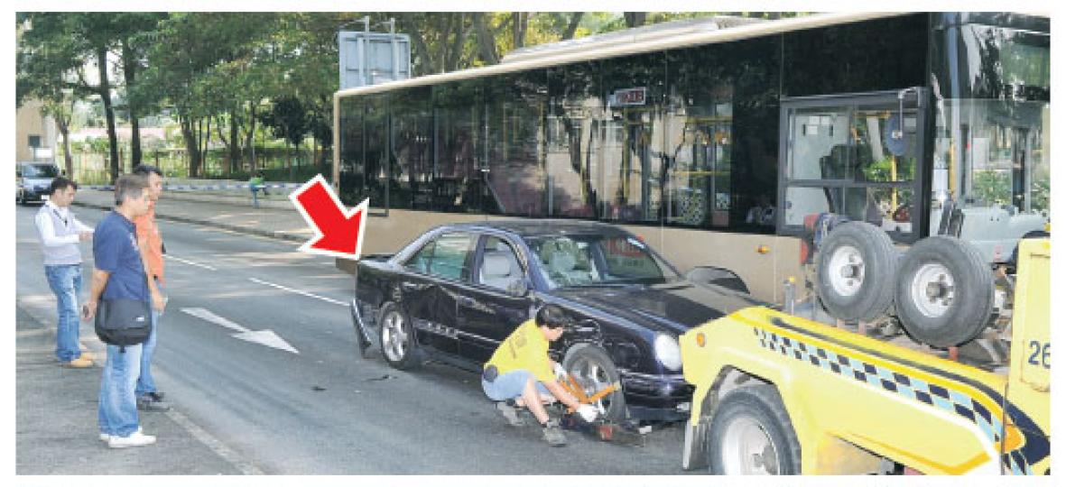 警方昨日拘捕行動中,探員駕駛客貨車,壓向匪徒的深色平治房車(箭嘴示),將其撞向單層巴士車身夾成「三文治」截停,幸未有巴士客受傷。事後賊車被拖走扣查。(衛永康攝) 警方昨日拘捕行動中,探員駕駛客貨車,壓向匪徒的深色平治房車(箭嘴示),將其撞向單層巴士車身夾成「三文治」截停,幸未有巴士客受傷。事後賊車被拖走扣查。(衛永康攝)