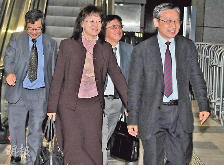 教育局昨晚突與18區中學校長會聯席會議會面,商討如何解決中學殺校危機,消息人士指出,教局周五會推出初步方案,內容包括減少每班人數安排。圖為數名校長代表昨晚低調現身政府總部東翼,包括中文中學聯會主席、培正中學校長葉賜添(右一)。(劉焌陶攝)教育局長吳克儉(左)、常任秘書長謝凌潔貞(右)及政治助理施俊輝(中),昨晚與18區中學校長會聯席代表會面,會後雙方沒有交代會見內容。據悉,會上雙方就中學減派方案分歧收窄,預料當局周五會提出初步方案,將減少中學每班人數。(劉焌陶攝) 教育局昨晚突與18區中學校長會聯席會議會面,商討如何解決中學殺校危機,消息人士指出,教局周五會推出初步方案,內容包括減少每班人數安排。圖為數名校長代表昨晚低調現身政府總部東翼,包括中文中學聯會主席、培正中學校長葉賜添(右一)。(劉焌陶攝)教育局長吳克儉(左)、常任秘書長謝凌潔貞(右)及政治助理施俊輝(中),昨晚與18區中學校長會聯席代表會面,會後雙方沒有交代會見內容。據悉,會上雙方就中學減派方案分歧收窄,預料當局周五會提出初步方案,將減少中學每班人數。(劉焌陶攝)