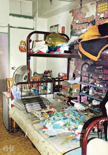 兩名死者的牀位,個人物品放在上層,下層牀鋪被廁紙筒、廢紙等雜物包圍。(明報記者攝)兩名死者位於灣仔唐樓的居所,類似筆筒內插滿相信是吸毒用的針筒。(明報記者攝) 兩名死者的牀位,個人物品放在上層,下層牀鋪被廁紙筒、廢紙等雜物包圍。(明報記者攝)兩名死者位於灣仔唐樓的居所,類似筆筒內插滿相信是吸毒用的針筒。(明報記者攝)