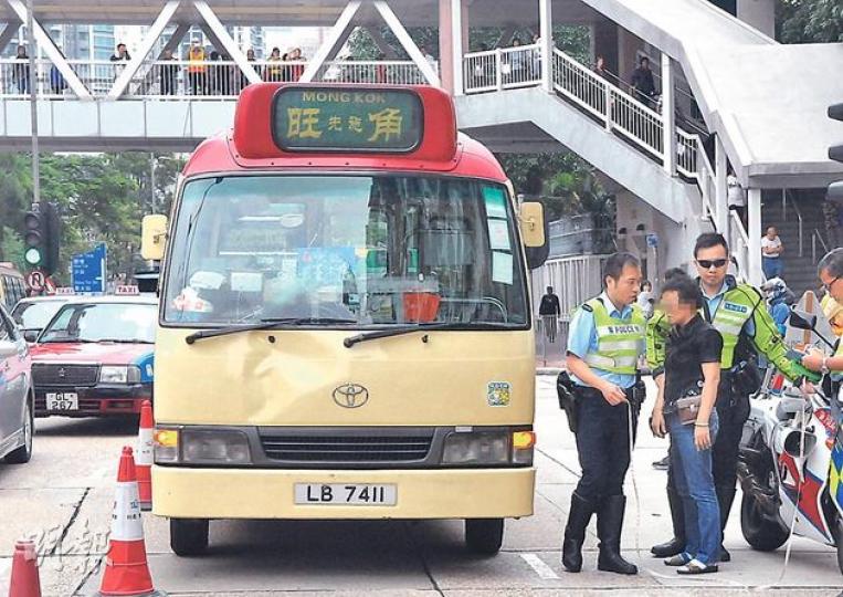 彩虹道車禍中,男途人圖橫越5條行車線期間被小巴撞飛墮地重傷不治。右二黑衣者為女小巴司機。(鍾炳然攝) 彩虹道車禍中,男途人圖橫越5條行車線期間被小巴撞飛墮地重傷不治。右二黑衣者為女小巴司機。(鍾炳然攝)