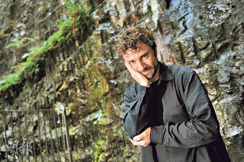 英國設計大師Thomas Heatherwick接受專訪時坦言,自己十分喜歡香港,期望未來可參與本港的公共基建項目設計,以及西九文化區內的不同設計比賽。(盧翊銘攝) 英國設計大師Thomas Heatherwick接受專訪時坦言,自己十分喜歡香港,期望未來可參與本港的公共基建項目設計,以及西九文化區內的不同設計比賽。(盧翊銘攝)