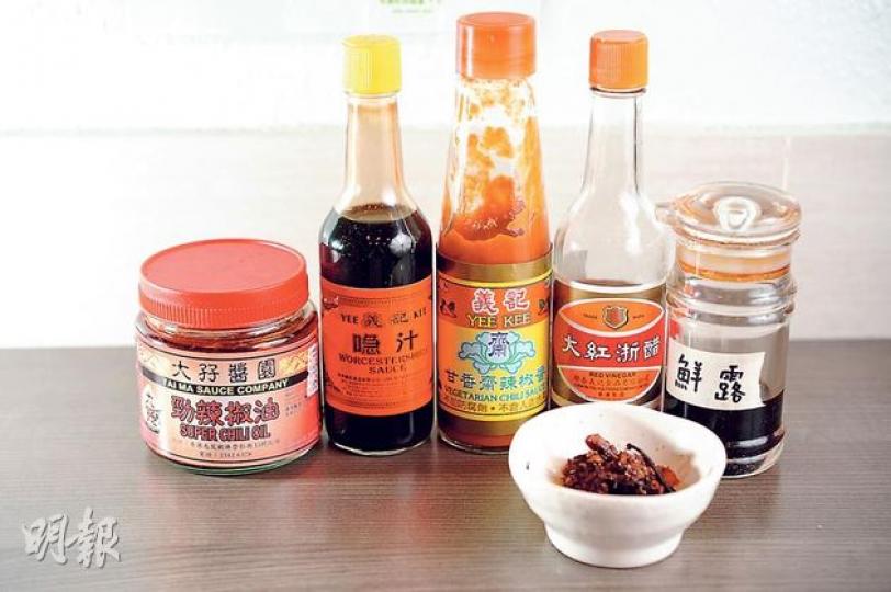 素食媽媽嚴選調味料,一律不用含蒜、葱等五辛的調味料,如辣椒油,更特別向廠房訂取不含蒜的。(葉思雅攝)
素食媽媽嚴選調味料,一律不用含蒜、葱等五辛的調味料,如辣椒油,更特別向廠房訂取不含蒜的。(葉思雅攝)