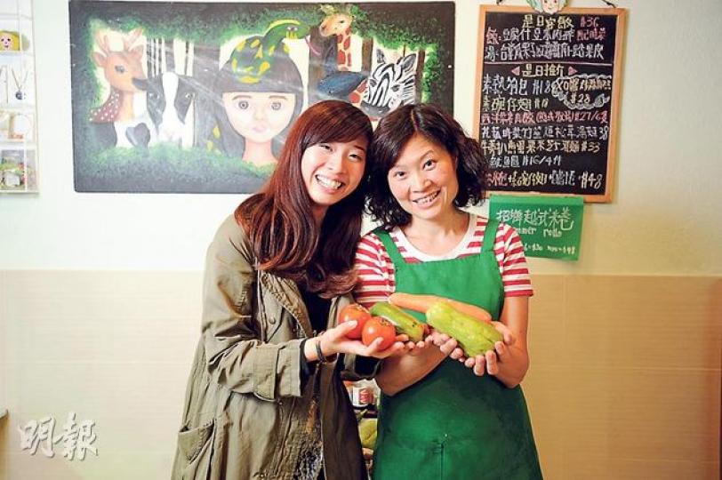 Jennifer與她的素食媽媽──王太。(葉思雅攝)素燒賣、素牛肉球 - 王太認為若吃素就不能吃地道小食,實在可惜,故小食店供應燒賣、牛肉球等街頭素美食。(素燒賣$11/4粒,素牛肉球$10/3粒,B)(葉思雅攝)越式米卷 - 即叫即包,芒果鮮甜和較淡的素魚互相配合,蘸酸辣汁吃甚醒胃。($30/6件,$48/10件,B)(葉思雅攝)碗仔翅、熱狗 - 碗仔翅沒有火腿、雞湯,只以冬菇水、麻油、木耳、素肉等熬湯,既有麻香又有冬菇味,味道既像碗仔翅又不做作;熱狗的素香腸,王太亦試過多款,「有的太幼,有的 Jennifer與她的素食媽媽──王太。(葉思雅攝)素燒賣、素牛肉球 - 王太認為若吃素就不能吃地道小食,實在可惜,故小食店供應燒賣、牛肉球等街頭素美食。(素燒賣$11/4粒,素牛肉球$10/3粒,B)(葉思雅攝)越式米卷 - 即叫即包,芒果鮮甜和較淡的素魚互相配合,蘸酸辣汁吃甚醒胃。($30/6件,$48/10件,B)(葉思雅攝)碗仔翅、熱狗 - 碗仔翅沒有火腿、雞湯,只以冬菇水、麻油、木耳、素肉等熬湯,既有麻香又有冬菇味,味道既像碗仔翅又不做作;熱狗的素香腸,王太亦試過多款,「有的太幼,有的