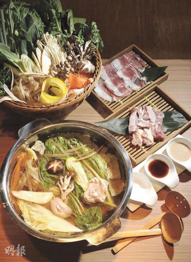 菜籃包括十多款雜菜,如日本舞茸、牛蒡、靈芝菇、日本白菜、春菊、意大利番荽等;套餐另包一份肉類,如四國德島雞肉、幸福麥豚肉;湯底可選牛骨熬的肉湯,或木魚熬的醬油湯。(包括湯底、季節雜錦野菜、肉類,每位$380,二位起,C)(陳淑安攝)細嫩的蘆薈,沾上黑白芝麻,蘸以蘿蔔蓉、葱花和秘製醬汁,味道一點也不單調。 ($70,C)(陳淑安攝) 菜籃包括十多款雜菜,如日本舞茸、牛蒡、靈芝菇、日本白菜、春菊、意大利番荽等;套餐另包一份肉類,如四國德島雞肉、幸福麥豚肉;湯底可選牛骨熬的肉湯,或木魚熬的醬油湯。(包括湯底、季節雜錦野菜、肉類,每位$380,二位起,C)(陳淑安攝)細嫩的蘆薈,沾上黑白芝麻,蘸以蘿蔔蓉、葱花和秘製醬汁,味道一點也不單調。 ($70,C)(陳淑安攝)