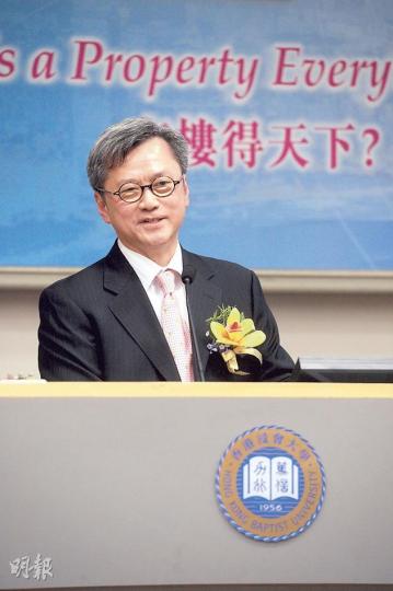 趙國雄昨以浸大榮譽博士領受人身分演講,引用毛澤東的「廣闊天地、大有作為」,提示年輕人不應因只掛住供樓,令前途停滯。(葉思雅攝) 趙國雄昨以浸大榮譽博士領受人身分演講,引用毛澤東的「廣闊天地、大有作為」,提示年輕人不應因只掛住供樓,令前途停滯。(葉思雅攝)