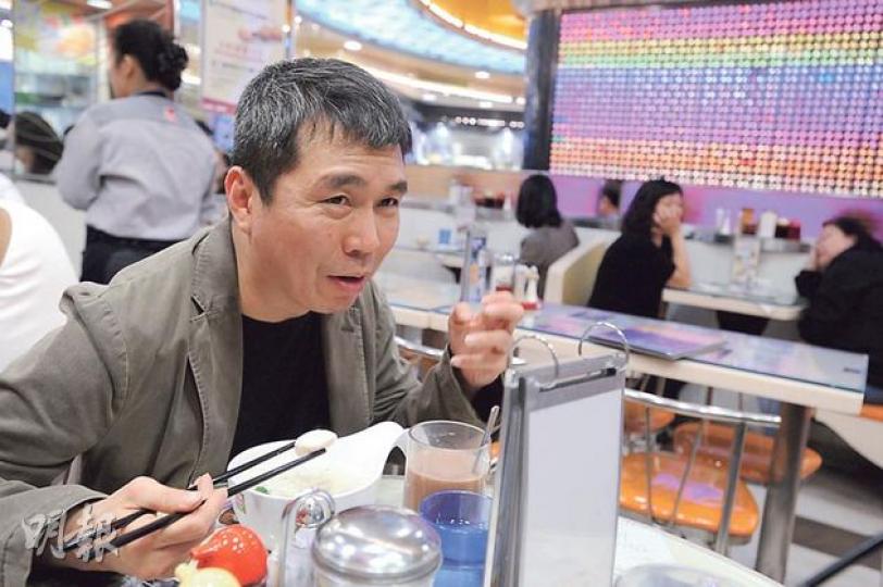 專欄作家周顯昨日表示,自己多數在消夜時段光顧,「與朋友打完麻將後,會到翠華吃消夜,因為深夜營業的餐廳不多」,而他平日主要吃魚蛋米及利賓納,惟昨日利賓納已賣完,只能喝熱華田。(尹錦恩攝) 專欄作家周顯昨日表示,自己多數在消夜時段光顧,「與朋友打完麻將後,會到翠華吃消夜,因為深夜營業的餐廳不多」,而他平日主要吃魚蛋米及利賓納,惟昨日利賓納已賣完,只能喝熱華田。(尹錦恩攝)