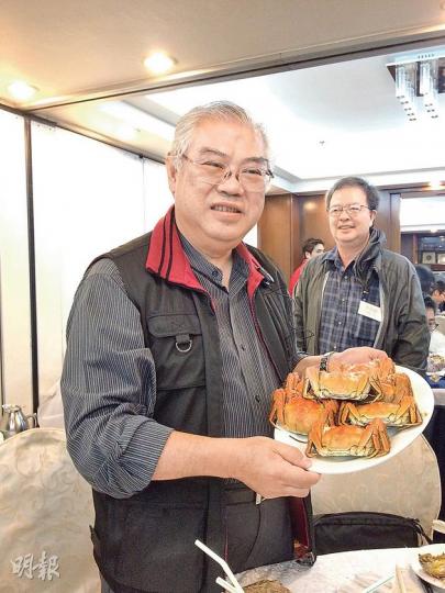 黃定光噚日請記者食大閘蟹,不過因驗身超標,所以佢老婆落令唔畀佢食,就算今年搞過4場蟹宴,但都要忍口唔食得。(何曉勤攝) 黃定光噚日請記者食大閘蟹,不過因驗身超標,所以佢老婆落令唔畀佢食,就算今年搞過4場蟹宴,但都要忍口唔食得。(何曉勤攝)