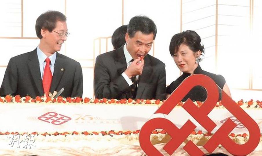 特首梁振英(中)噚晚出席理工大學75周年校慶晚宴,校方製作一個長達750厘米嘅巨型蛋糕,CY喺切蛋糕儀式之前偷食蛋糕上面嘅士多啤梨。(劉焌陶攝) 特首梁振英(中)噚晚出席理工大學75周年校慶晚宴,校方製作一個長達750厘米嘅巨型蛋糕,CY喺切蛋糕儀式之前偷食蛋糕上面嘅士多啤梨。(劉焌陶攝)