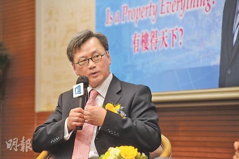 長實執行董事趙國雄昨出席浸大「有樓得天下?」講座,建議大學生畢業後不宜立即買樓租屋和結婚,應考慮與父母同住,省下開支來學習遊歷,開闊眼界。(葉思雅攝) 長實執行董事趙國雄昨出席浸大「有樓得天下?」講座,建議大學生畢業後不宜立即買樓租屋和結婚,應考慮與父母同住,省下開支來學習遊歷,開闊眼界。(葉思雅攝)