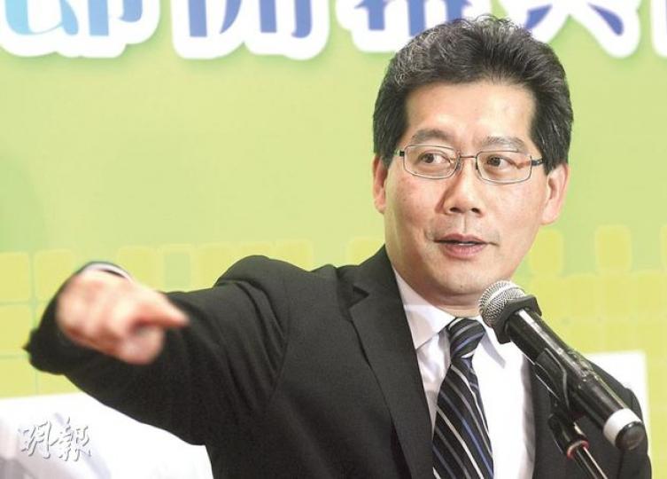 蘇錦樑透過新聞秘書表示,其住宅現時的改動工程已獲屋宇署批核,但仍有待人員到場視察。圖為蘇前日出席公開活動時拍攝。(余俊亮攝)圖為蘇錦樑住宅(紅框示)昨天拍攝的圖片,顯示花槽改作面積約50方呎的露台,外設玻璃圍欄,而樓上單位則依足原來的圖則。(郭慶輝攝) 蘇錦樑透過新聞秘書表示,其住宅現時的改動工程已獲屋宇署批核,但仍有待人員到場視察。圖為蘇前日出席公開活動時拍攝。(余俊亮攝)圖為蘇錦樑住宅(紅框示)昨天拍攝的圖片,顯示花槽改作面積約50方呎的露台,外設玻璃圍欄,而樓上單位則依足原來的圖則。(郭慶輝攝)