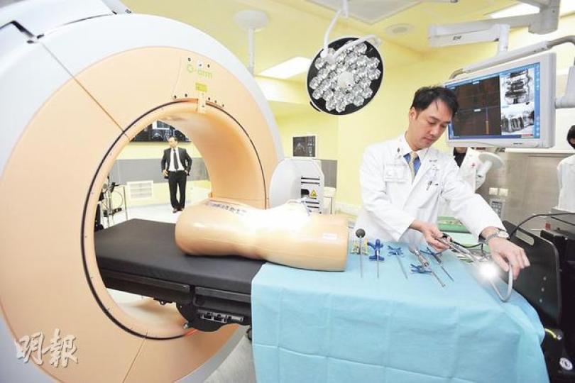 東區醫院矯形及創傷外科副部門主任陳英琪,示範利用O臂X光機,隨時為病人拍攝3D骨骼X光片,協助在手術時看清楚傷患位置。 (葉家豪攝) 東區醫院矯形及創傷外科副部門主任陳英琪,示範利用O臂X光機,隨時為病人拍攝3D骨骼X光片,協助在手術時看清楚傷患位置。 (葉家豪攝)