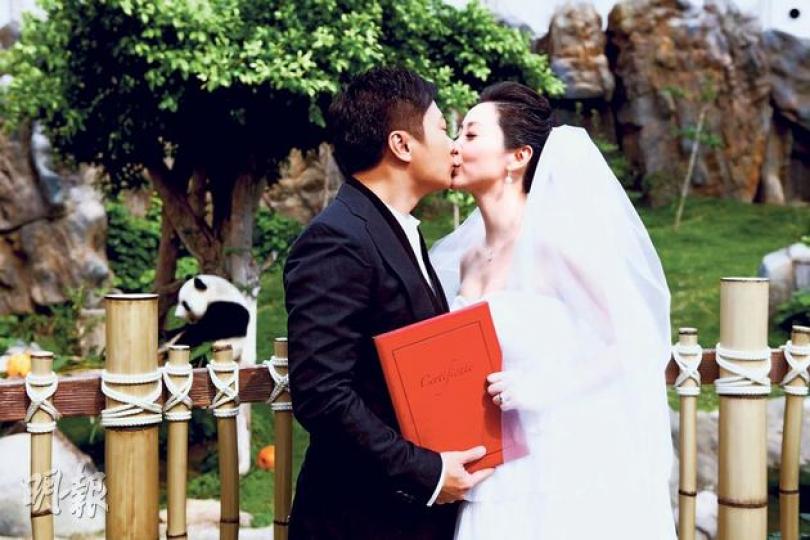 咀嘴、熊貓無眼睇(微博圖片)國寶見證(微博圖片)四目交投(攝影:鍾偉茵)交換戒指﹕一對新人開心展示婚戒。(攝影:鍾偉茵)「盈盈樂樂」正式成為夫婦,認真恭喜!(攝影:鍾偉茵)錢嘉樂父母(左一、二)及湯盈盈的父母(右一、二)喜見自己的仔女成家立室。(攝影:鍾偉茵) 咀嘴、熊貓無眼睇(微博圖片)國寶見證(微博圖片)四目交投(攝影:鍾偉茵)交換戒指﹕一對新人開心展示婚戒。(攝影:鍾偉茵)「盈盈樂樂」正式成為夫婦,認真恭喜!(攝影:鍾偉茵)錢嘉樂父母(左一、二)及湯盈盈的父母(右一、二)喜見自己的仔女成家立室。(攝影:鍾偉茵)