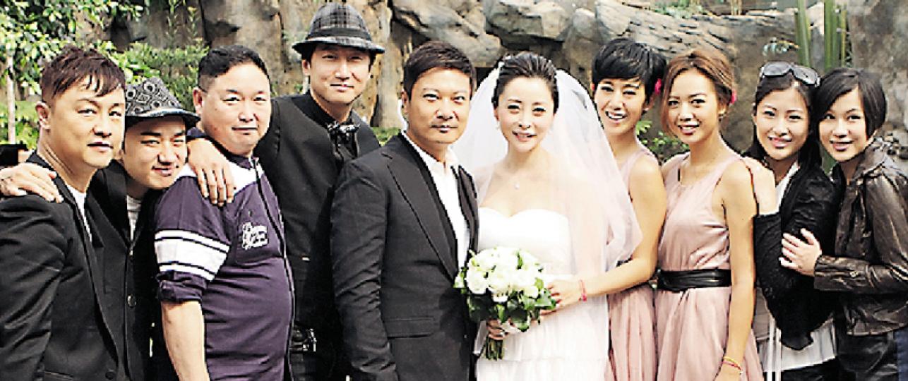 鄭敬基、王祖藍、錢國偉、洪天明、梁靖琪、鍾麗淇、周家蔚及文頌嫻分享一對新人的喜悅。(攝影:鍾偉茵) 鄭敬基、王祖藍、錢國偉、洪天明、梁靖琪、鍾麗淇、周家蔚及文頌嫻分享一對新人的喜悅。(攝影:鍾偉茵)