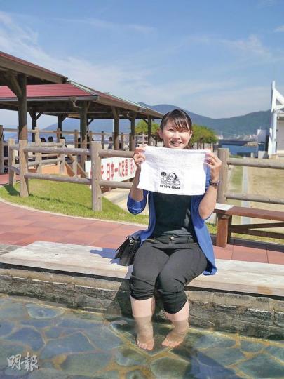 託美國總統奧巴馬之福,小濱溫泉人氣與知名度急升,溫泉毛巾自然要支持奧巴馬,寫明「We love Obama」(250日圓,約25港元)。(黃潔玲攝)在這深秋季節,當地巨蟹肥美好吃。(黃潔玲攝)小濱溫泉的泉水是日本最熱的,蓋在泉上的蒸釜,白煙四冒,有如熱廚房。(黃潔玲攝)來到小濱,自然要跟「奧巴馬」合照。(黃潔玲攝)泡腳看海之餘,當地居民還自備美食,即蒸即吃。(黃潔玲攝)都說日本人細心,既然設有蒸釜,當然備有枱椅。(黃潔玲攝)這就是小狗專用足湯池了。(黃潔玲攝) 託美國總統奧巴馬之福,小濱溫泉人氣與知名度急升,溫泉毛巾自然要支持奧巴馬,寫明「We love Obama」(250日圓,約25港元)。(黃潔玲攝)在這深秋季節,當地巨蟹肥美好吃。(黃潔玲攝)小濱溫泉的泉水是日本最熱的,蓋在泉上的蒸釜,白煙四冒,有如熱廚房。(黃潔玲攝)來到小濱,自然要跟「奧巴馬」合照。(黃潔玲攝)泡腳看海之餘,當地居民還自備美食,即蒸即吃。(黃潔玲攝)都說日本人細心,既然設有蒸釜,當然備有枱椅。(黃潔玲攝)這就是小狗專用足湯池了。(黃潔玲攝)