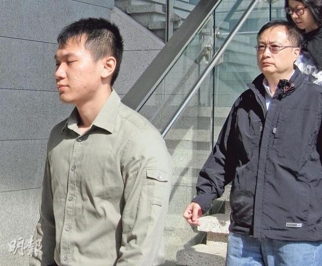 美國冒險樂園前員工陳嘉朗(左),打開樂園內的遊戲櫃,把代幣交給到場玩耍的父親陳一鳴(右),讓其父不斷玩耍累積積分換取獎品。兩人6項欺詐罪成,等候感化官報告以作判刑。(陳倢朗攝) 美國冒險樂園前員工陳嘉朗(左),打開樂園內的遊戲櫃,把代幣交給到場玩耍的父親陳一鳴(右),讓其父不斷玩耍累積積分換取獎品。兩人6項欺詐罪成,等候感化官報告以作判刑。(陳倢朗攝)