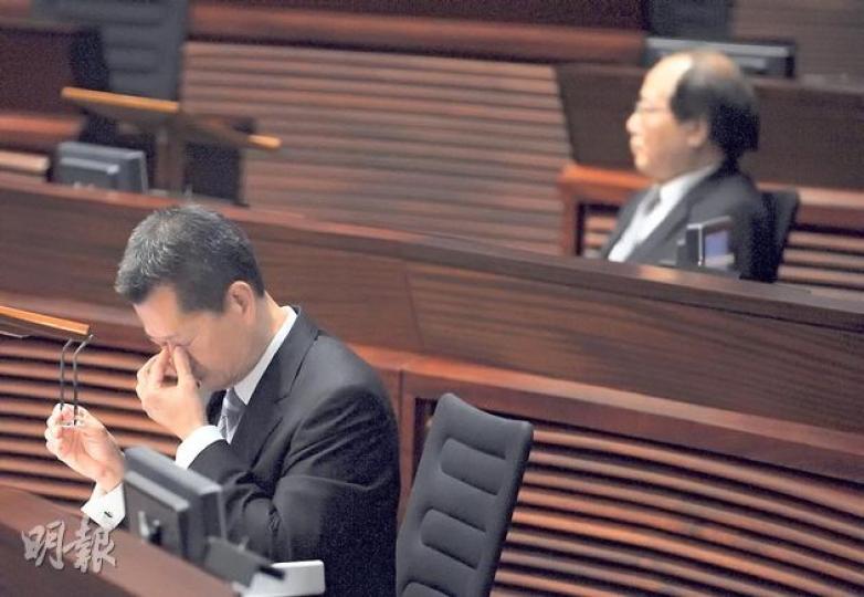 發展局長陳茂波(左)及教育局長吳克儉(右)昨避過立法會向他們提出的不信任動議。面露疲態的陳茂波在總結發言時稍為動氣,慨嘆自己不斷重複回答議員一樣的質詢,有「對高牆說話」的感覺。(盧翊銘攝) 發展局長陳茂波(左)及教育局長吳克儉(右)昨避過立法會向他們提出的不信任動議。面露疲態的陳茂波在總結發言時稍為動氣,慨嘆自己不斷重複回答議員一樣的質詢,有「對高牆說話」的感覺。(盧翊銘攝)