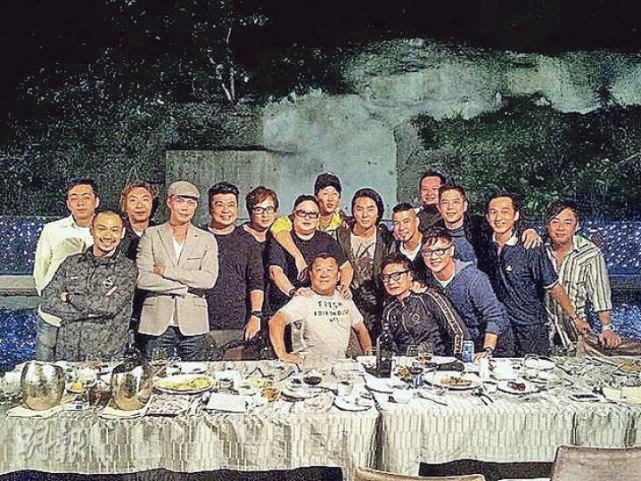 錢嘉樂與曾志偉、陳小春、鄭伊健、錢國偉等狂歡。(微博圖片) 錢嘉樂與曾志偉、陳小春、鄭伊健、錢國偉等狂歡。(微博圖片)