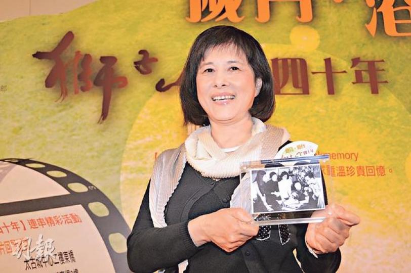 張敏儀(中)獲贈當年做導演時的舊照,她與良鳴(右一)及曾江(右二)在廠景內對稿。(攝影/記者:梁榮達)(攝影/記者:梁榮達)攝於1978年的《獅子山下》單元《夜遊人》,朱江飾演夜間突發組記者(中),收到消息便趕到現場採訪交通意外。(攝影/記者:梁榮達)陳奕迅曾參演2006年《獅子山下》單元《獅子頭》,他與飾演患腦退化症的父親午馬演繹人情味故事。(攝影/記者:梁榮達)曾江飾演的熱血記者高定天(左)向村民講解臨屋區的遷拆情况。(攝影/記者:梁榮達) 張敏儀(中)獲贈當年做導演時的舊照,她與良鳴(右一)及曾江(右二)在廠景內對稿。(攝影/記者:梁榮達)(攝影/記者:梁榮達)攝於1978年的《獅子山下》單元《夜遊人》,朱江飾演夜間突發組記者(中),收到消息便趕到現場採訪交通意外。(攝影/記者:梁榮達)陳奕迅曾參演2006年《獅子山下》單元《獅子頭》,他與飾演患腦退化症的父親午馬演繹人情味故事。(攝影/記者:梁榮達)曾江飾演的熱血記者高定天(左)向村民講解臨屋區的遷拆情况。(攝影/記者:梁榮達)