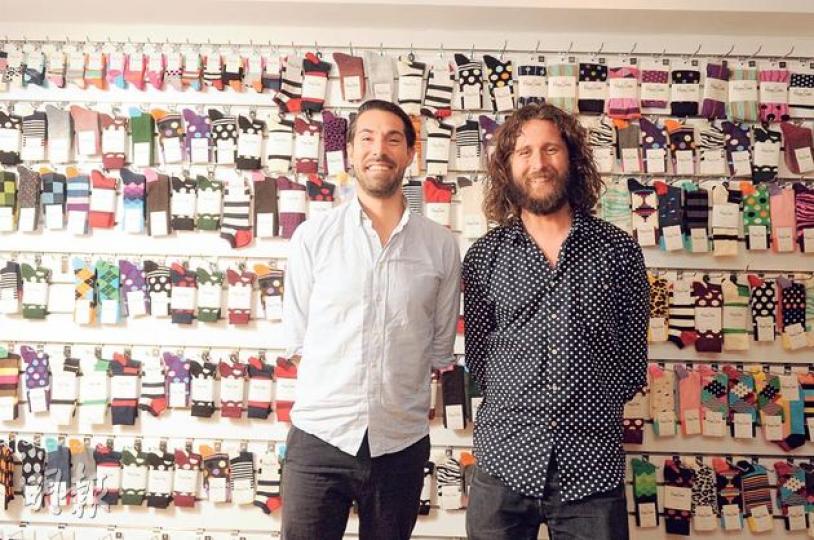Mikael Soderlindh(左)是Happy Socks的CEO,而Viktor Tell(右)則是品牌的創意總監,一個負責business大小事務(和設deadline讓Viktor準時交設計),一個負責設計襪子,但兩人都抱着相同信念,就是從小小一雙襪子將快樂傳播到世界每個角落。(陳淑安攝)Happy Socks最出名就是色彩繽紛、畫上不同圖案如波點、間條的襪子,也有這些豹紋、斑馬紋的動物紋襪子,設計充滿時尚玩味,也讓人從小處表現品味。(陳淑安攝)(陳淑安攝) Mikael Soderlindh(左)是Happy Socks的CEO,而Viktor Tell(右)則是品牌的創意總監,一個負責business大小事務(和設deadline讓Viktor準時交設計),一個負責設計襪子,但兩人都抱着相同信念,就是從小小一雙襪子將快樂傳播到世界每個角落。(陳淑安攝)Happy Socks最出名就是色彩繽紛、畫上不同圖案如波點、間條的襪子,也有這些豹紋、斑馬紋的動物紋襪子,設計充滿時尚玩味,也讓人從小處表現品味。(陳淑安攝)(陳淑安攝)