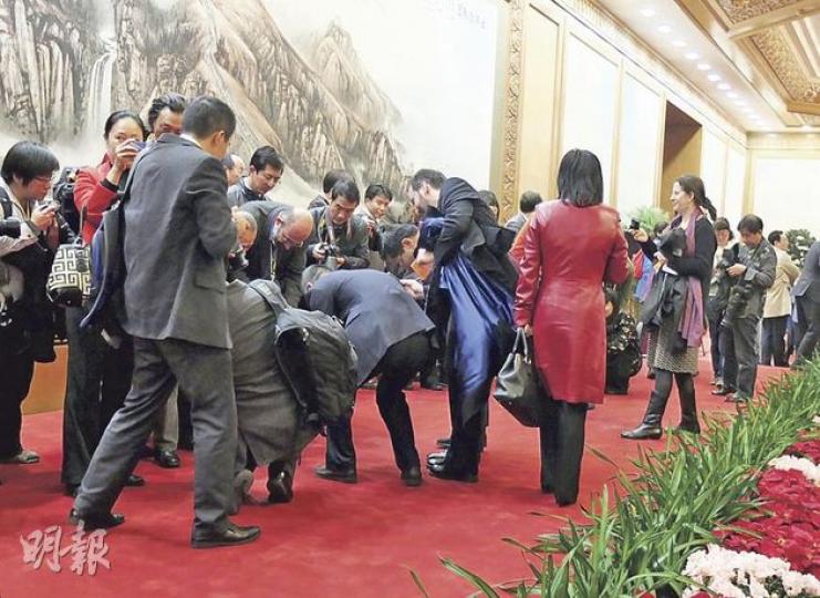 7名常委離開後,大批記者上台搶拍地上的阿拉伯數字企位號碼。(明報記者攝)新任總書記習近平的1號企位號碼成為中外記者爭奪的目標,最終引發衝突。(明報記者攝) 7名常委離開後,大批記者上台搶拍地上的阿拉伯數字企位號碼。(明報記者攝)新任總書記習近平的1號企位號碼成為中外記者爭奪的目標,最終引發衝突。(明報記者攝)