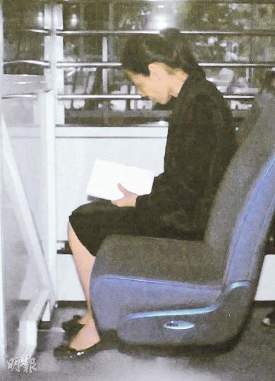 「非常母親」龔麗坤因不滿女兒升中派位結果,拒絕讓女兒上學兩年,她昨由囚車帶往粉嶺裁判法院,最後被判入小欖精神病院兩個月。圖為她在看書。(葉家豪攝) 「非常母親」龔麗坤因不滿女兒升中派位結果,拒絕讓女兒上學兩年,她昨由囚車帶往粉嶺裁判法院,最後被判入小欖精神病院兩個月。圖為她在看書。(葉家豪攝)